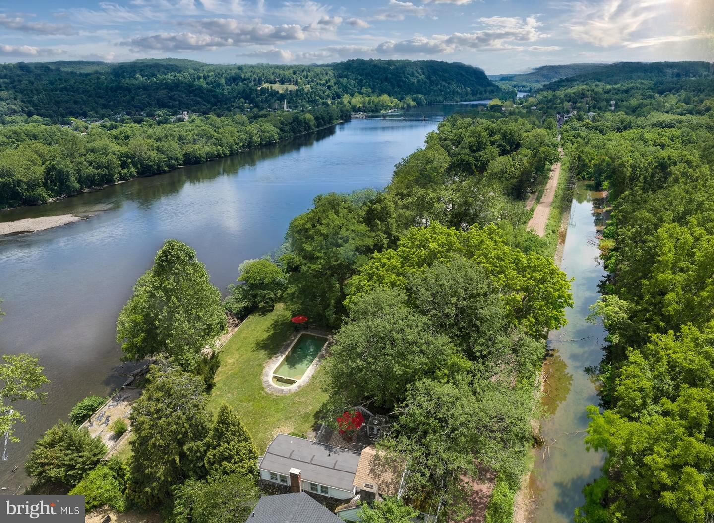 Property Photo:  2462 N River Road  PA 18938 