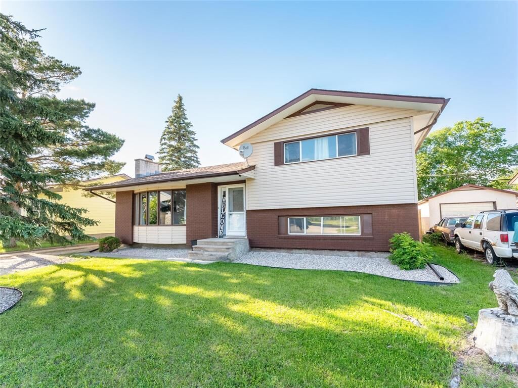 Property Photo:  729 James Avenue  MB R0E 0C0 