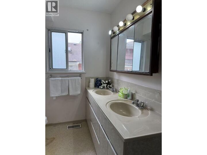 Property Photo:  380 W 62nd Avenue  BC V5X 2E3 