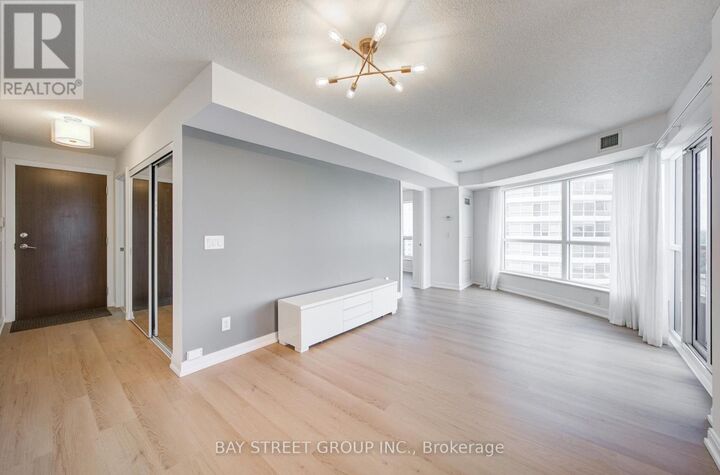 Property Photo:  151 Village Green Square 1908  ON M1S 0K5 