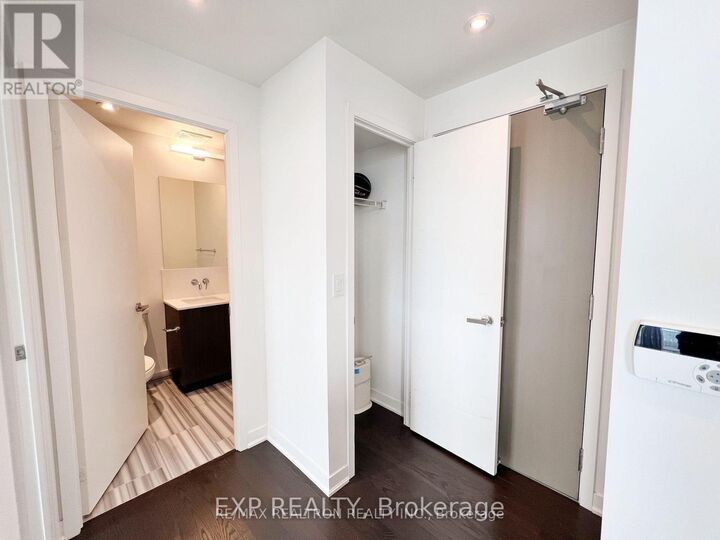 Property Photo:  100 Harbour Street 6302  ON M5J 0B5 