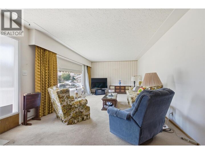 Property Photo: 283 Chestnut Avenue BC V2B 1L4