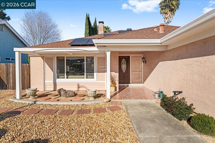 Property Photo: 106 Oakmeade Ct CA 95687