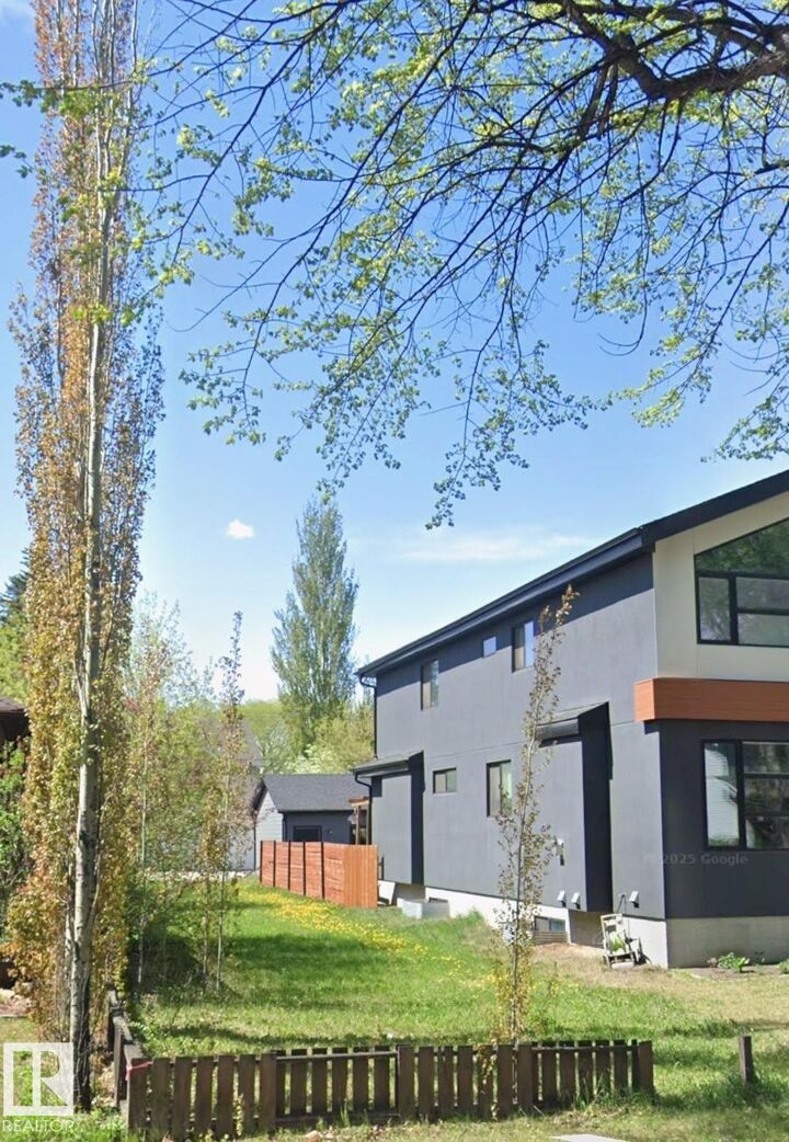 Photo de la propriété:  11726 125 Street NW  AB T5M 0N6 