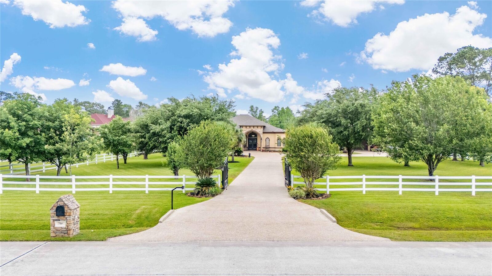 Property Photo: 706 Saddle Creek Farms Drive TX 77532