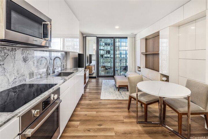 Property Photo:  987 Queen Street 1806  HI 96814 