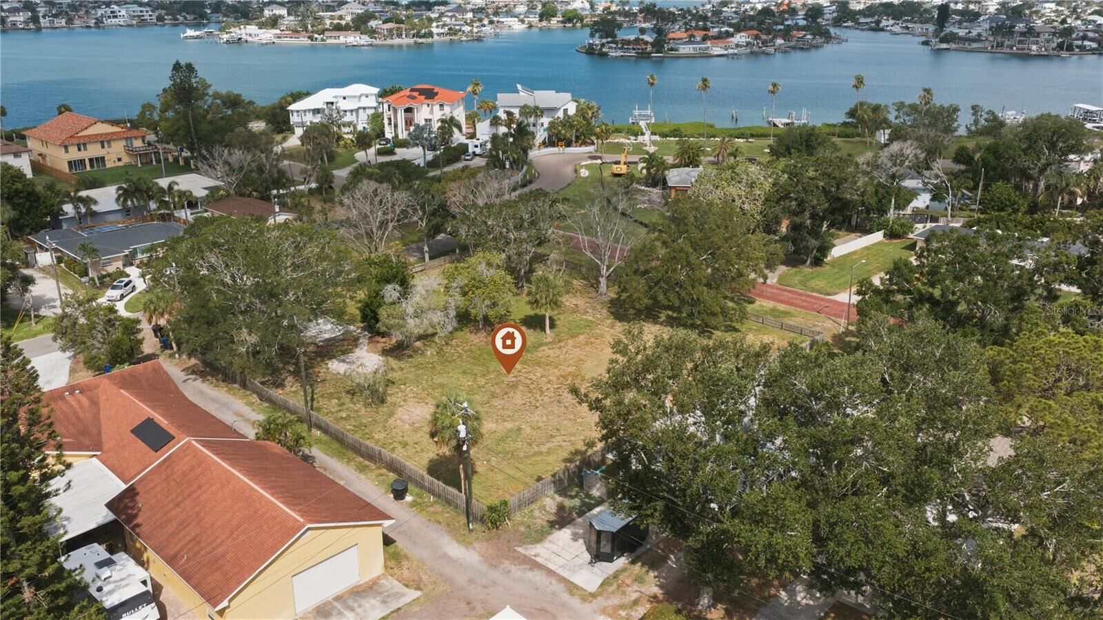Property Photo: 698 Villagrande Avenue S FL 33707