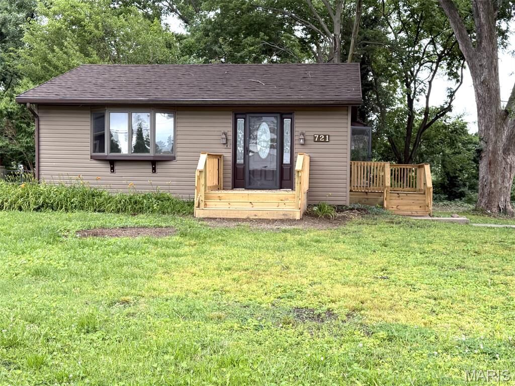Property Photo:  721 S Cherry Street  IL 62269 