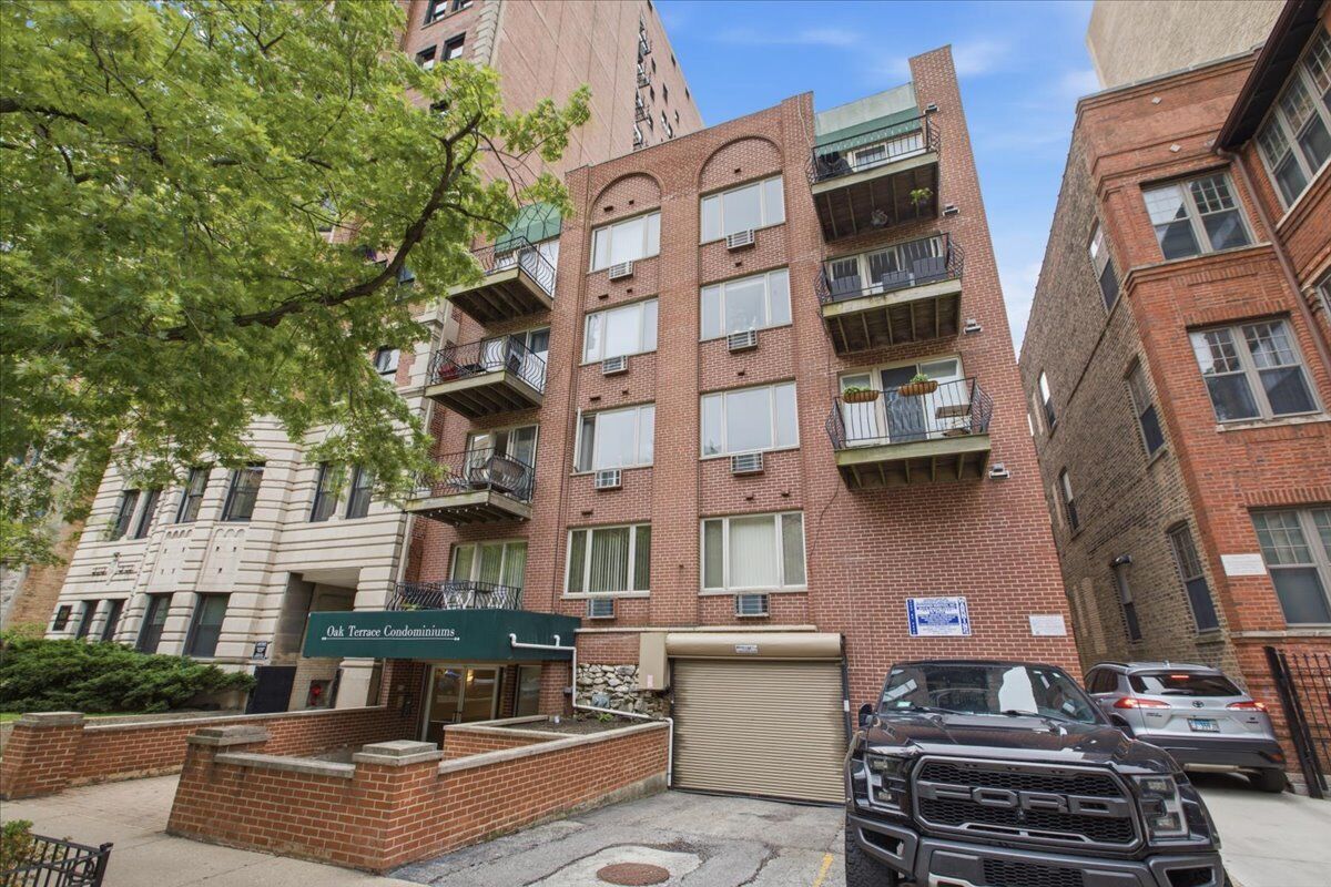 Property Photo: 435 W Oakdale Avenue 4F IL 60657