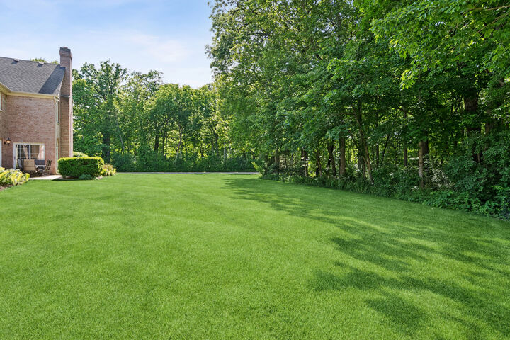 Property Photo:  130 N Buckingham Drive  IL 60554 