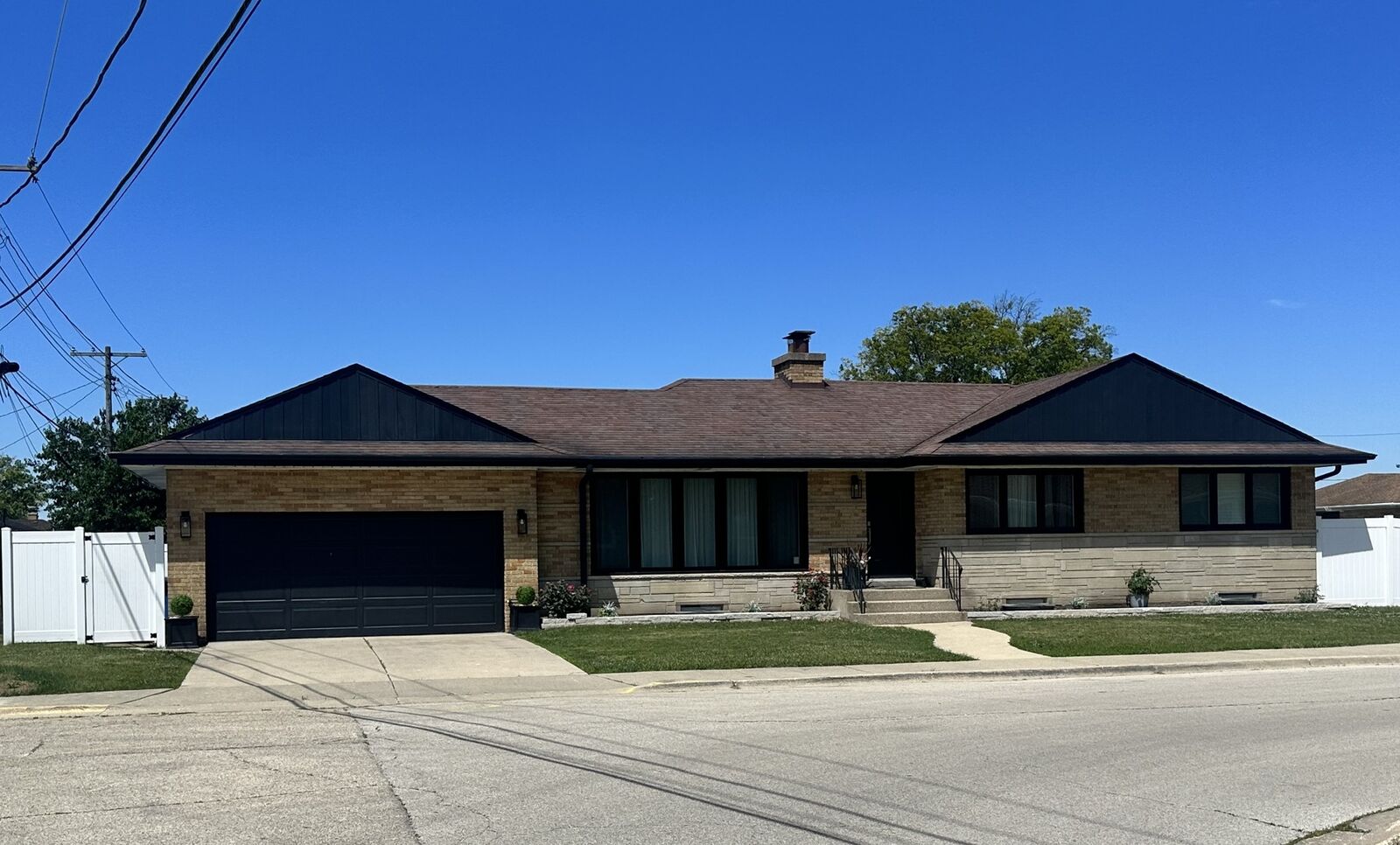 Property Photo: 8425 W Sunnyside Avenue IL 60656
