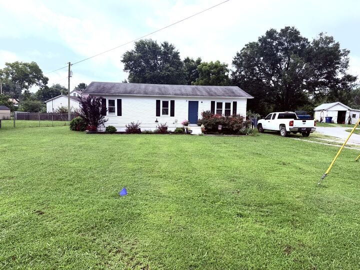 Property Photo: 618 Coble Cir TN 37160