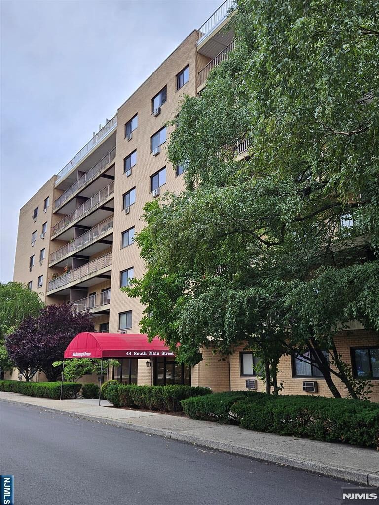 Property Photo: 44 S Main Street 6J NJ 07644