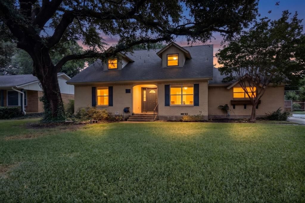 Property Photo: 606 S Waterview Drive TX 75080