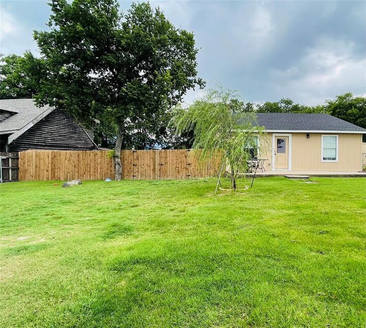 Property Photo: 109 Lois Street TX 75165