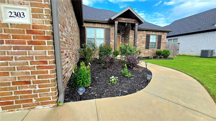 Property Photo:  2303 Elisabeth Street  AR 72761 