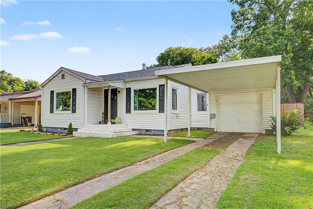 Property Photo:  610 South Oak Hill Street  AR 72761 