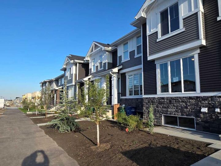 Property Photo: 1122 Cobblestone Boulevard SW AB T4B 5W5