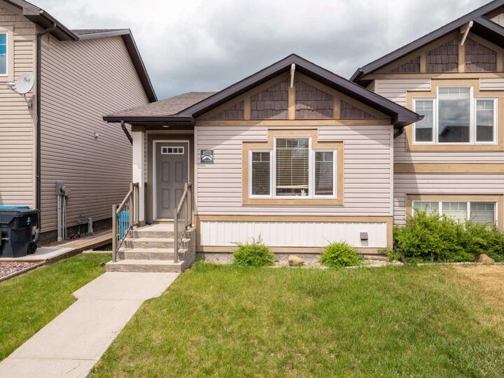 825 Silkstone Close W — photo 1