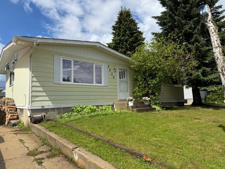 Property Photo: 5428 Moosehorn Avenue AB T0G 2C0