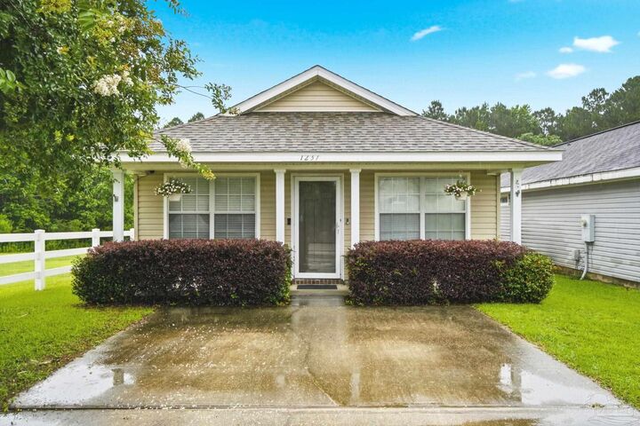 Property Photo:  1237 Brownfield Rd  FL 32526 