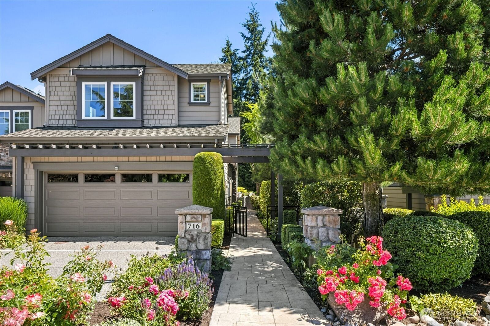 Property Photo:  716  99th Avenue NE  WA 98004 