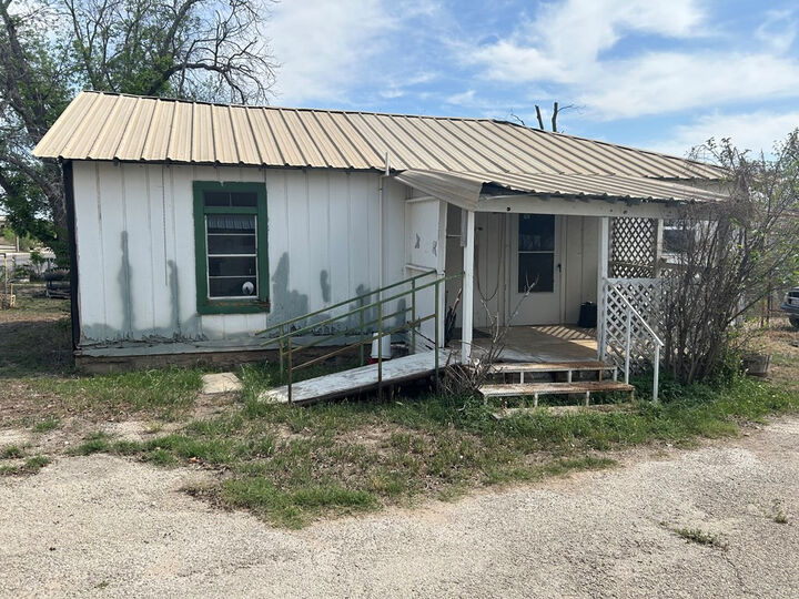 Property Photo:  1606 Tayloe Avenue  TX 76950 