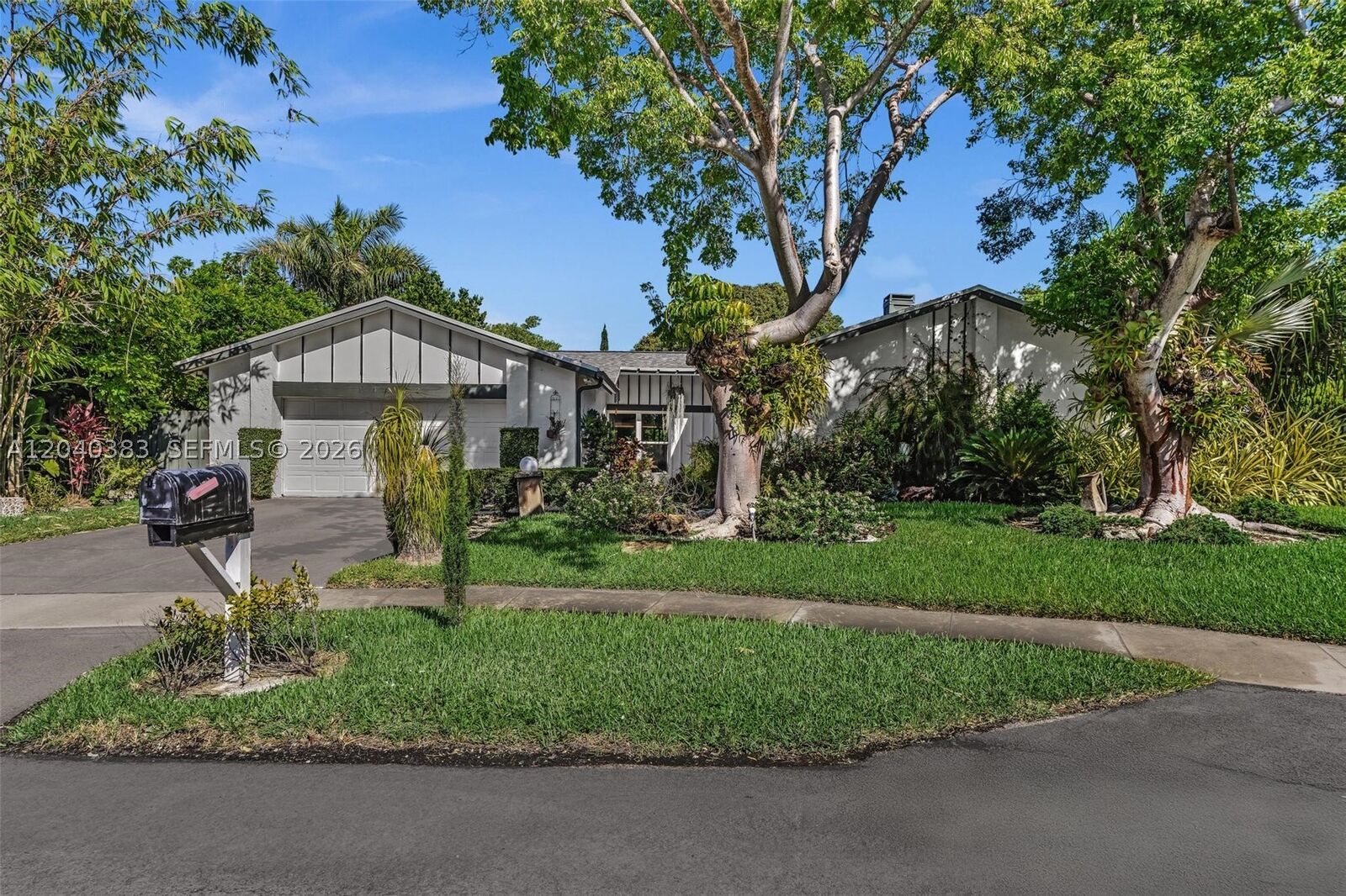Property Photo: 10612 SW 128th Pl FL 33186