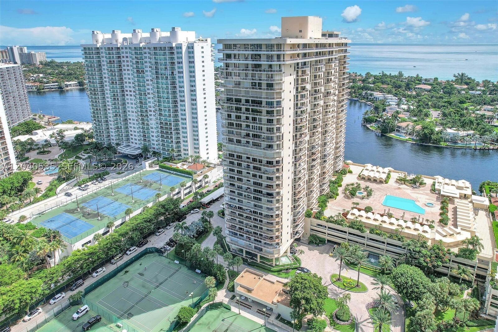 Property Photo:  20191 E Country Club Dr 1805  FL 33180 