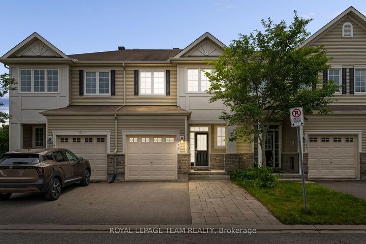 102 Lochnaw Private — photo 1