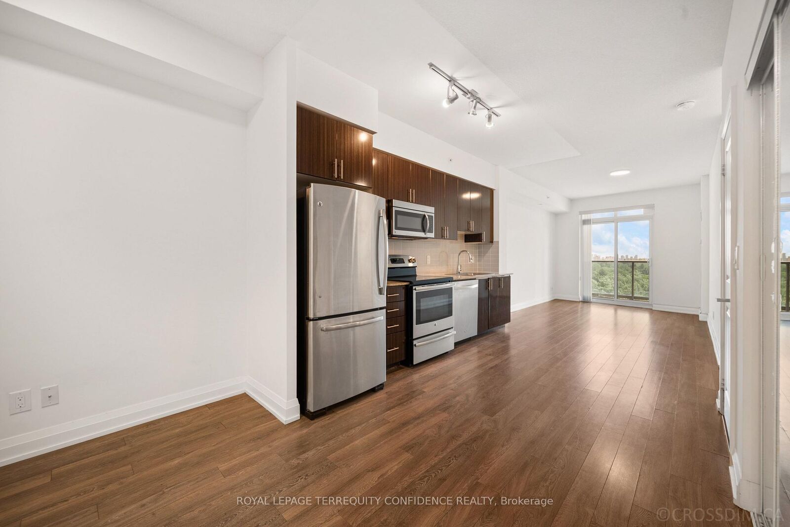Property Photo: 7161 Yonge Street 727 ON L3T 0C8