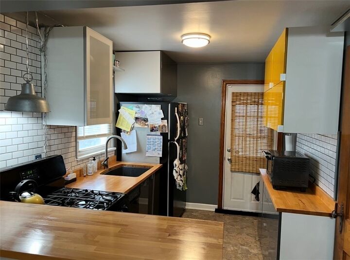 Property Photo: 206 Camfield St PA 15210