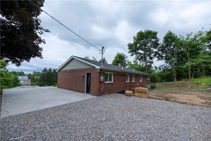 Property Photo:  1165 Kings Ln  PA 15108 