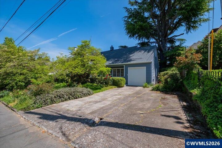 Property Photo:  1960 East Nob Hill St SE  OR 97302 
