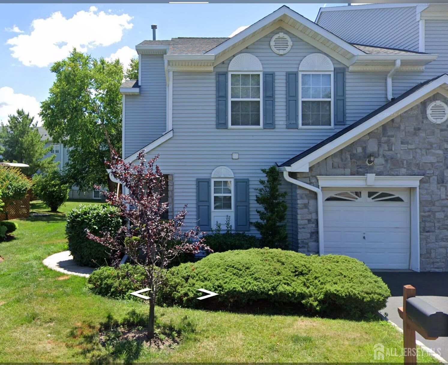 Property Photo:  6 Chimney Court  NJ 08879 