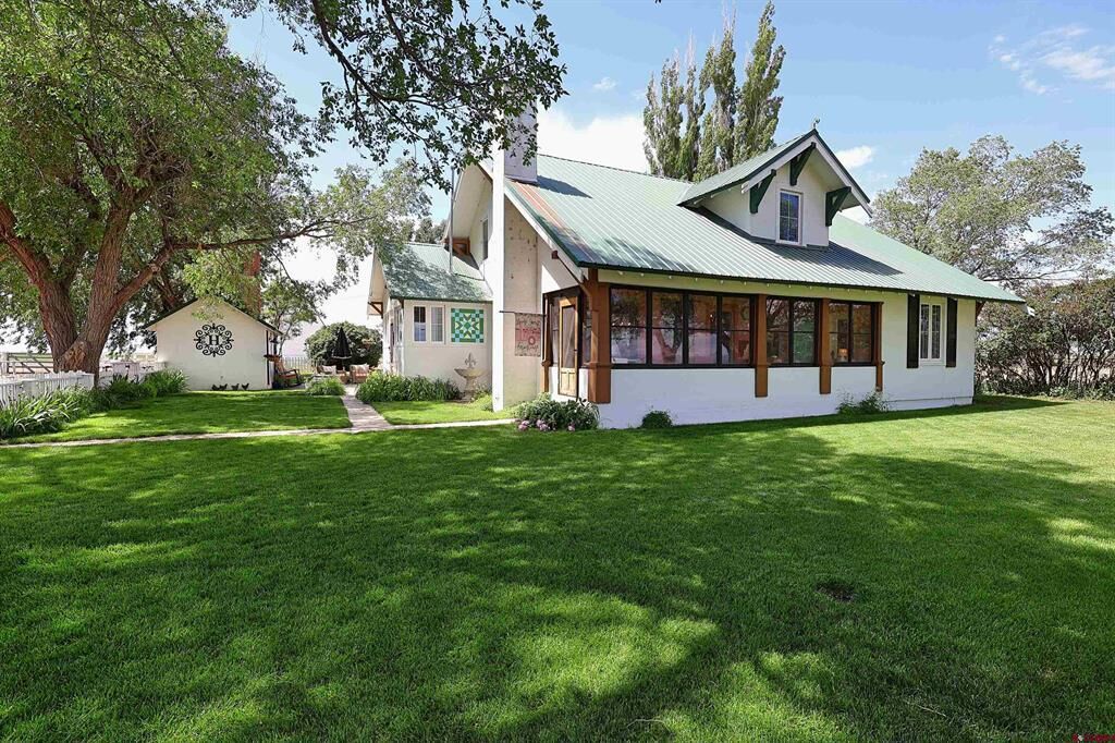 Property Photo:  552 E County Road 7  CO 81144 