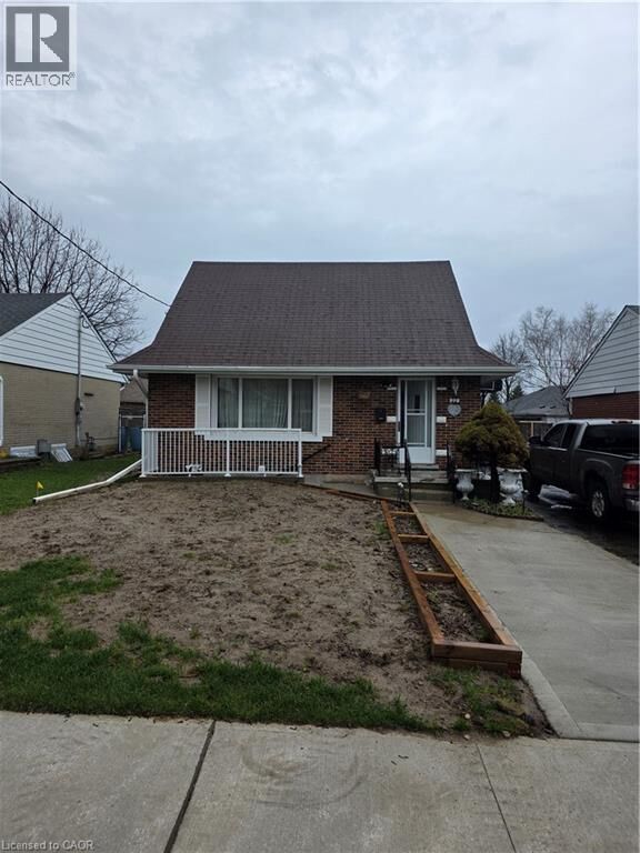 Property Photo:  22 Montrose Avenue  ON N2M 1Y2 