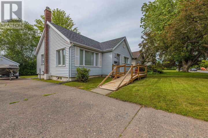 Property Photo:  108 Hill St S  ON P7B 3V1 