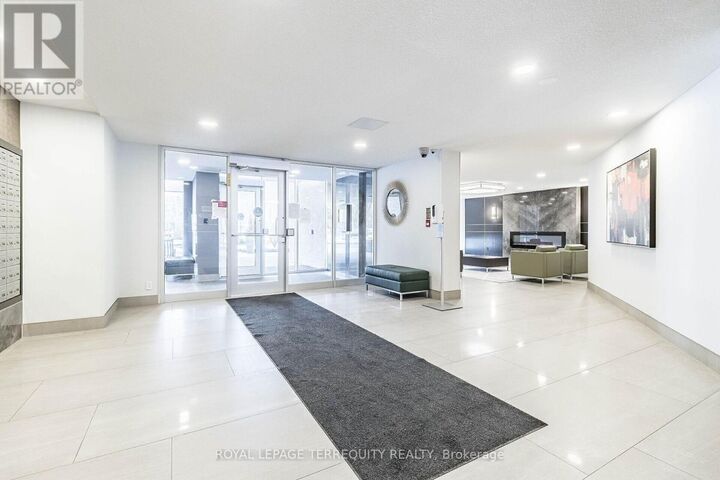 Property Photo:  820 Burnhamthorpe Road 1902  ON M9C 4W2 
