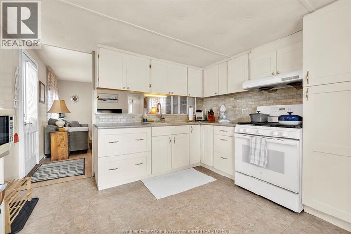 Property Photo: 6 Viscount Parkway ON N8M 1Y8