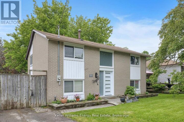 Property Photo:  906 Centre Street North  ON L1N 4V1 