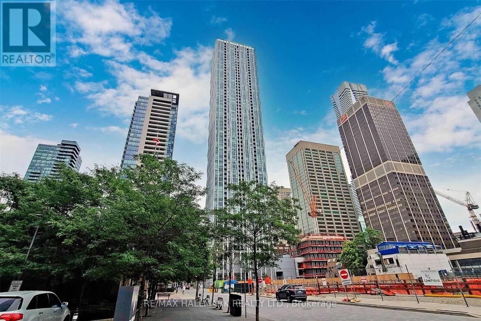 Property Photo:  1 Yorkville Avenue 2411  ON M4W 1L1 