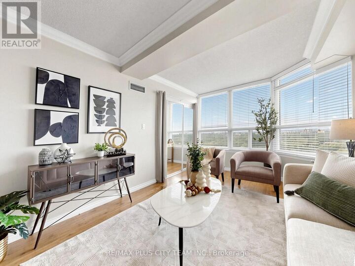Property Photo:  268 Ridley Boulevard 1717  ON M5M 4N3 