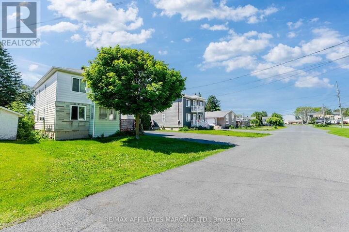 Property Photo:  122 New Street  ON K6H 3G2 