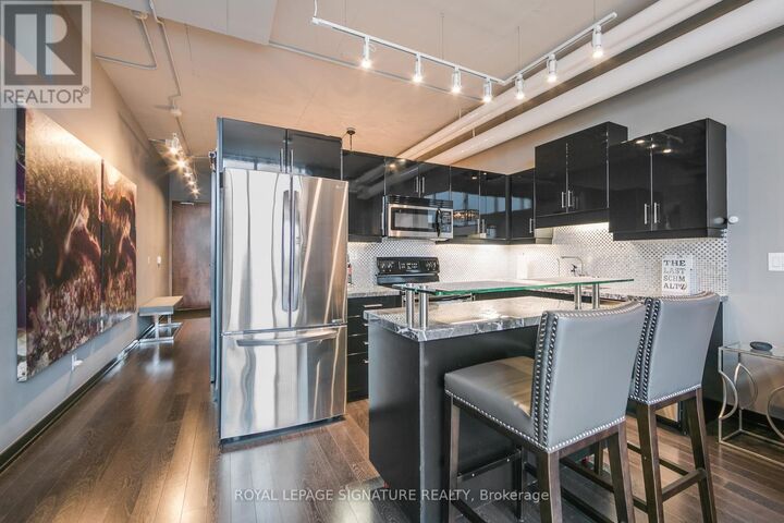 Property Photo: 2 Fieldway Road 1113 ON M8Z 3L1