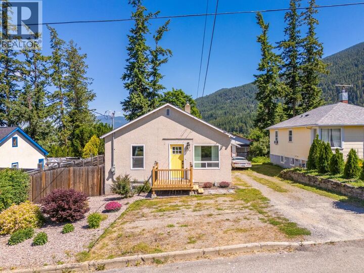 820 Ibbitson Street — photo 1