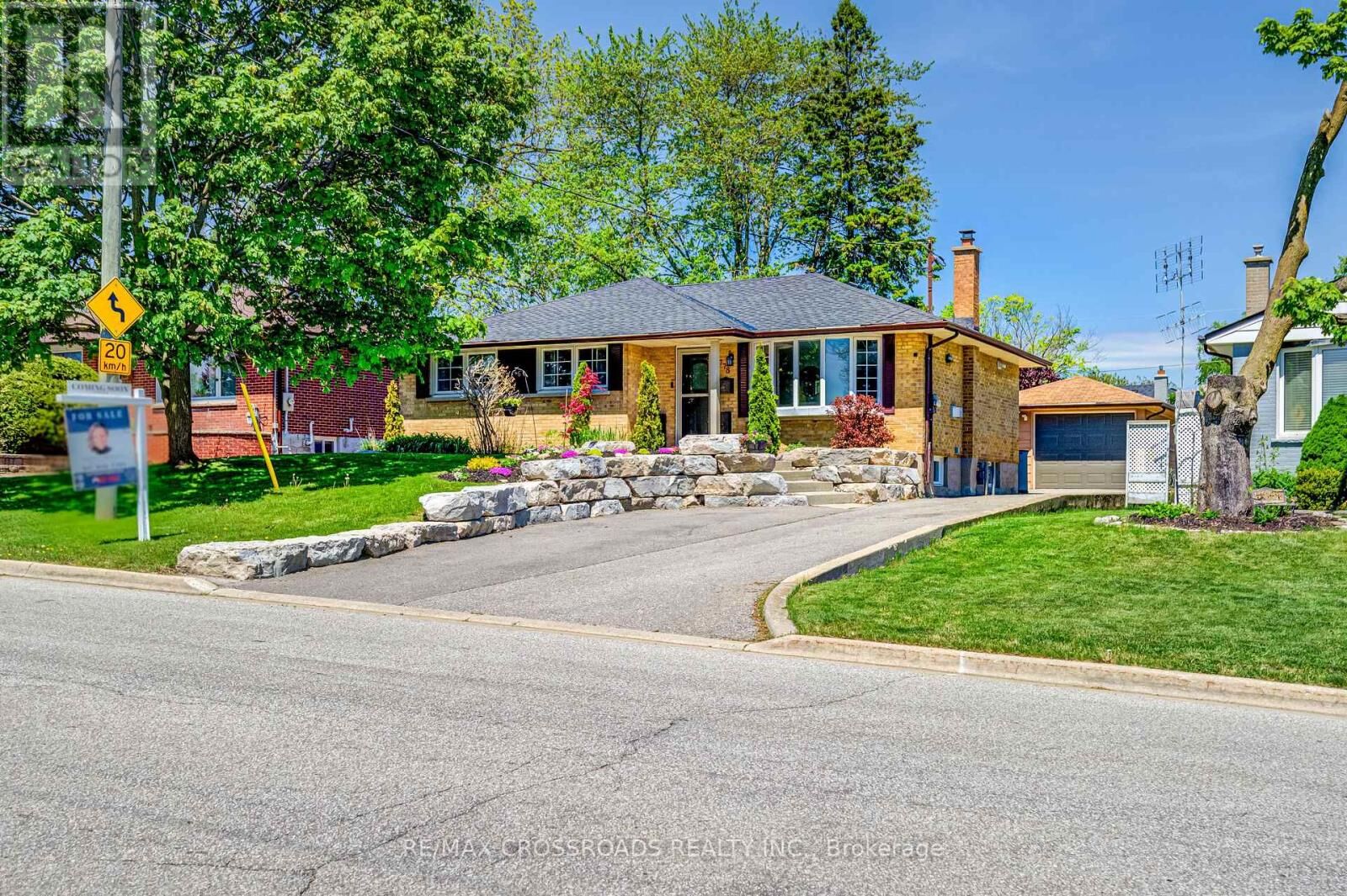 Property Photo: 778 Tennyson Avenue ON L1H 3K6