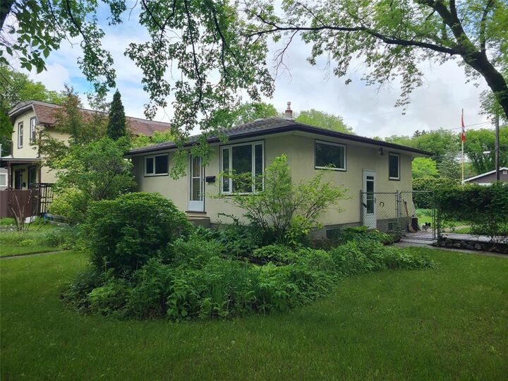 Property Photo:  945 Dennis Street  MB R7A 5G1 