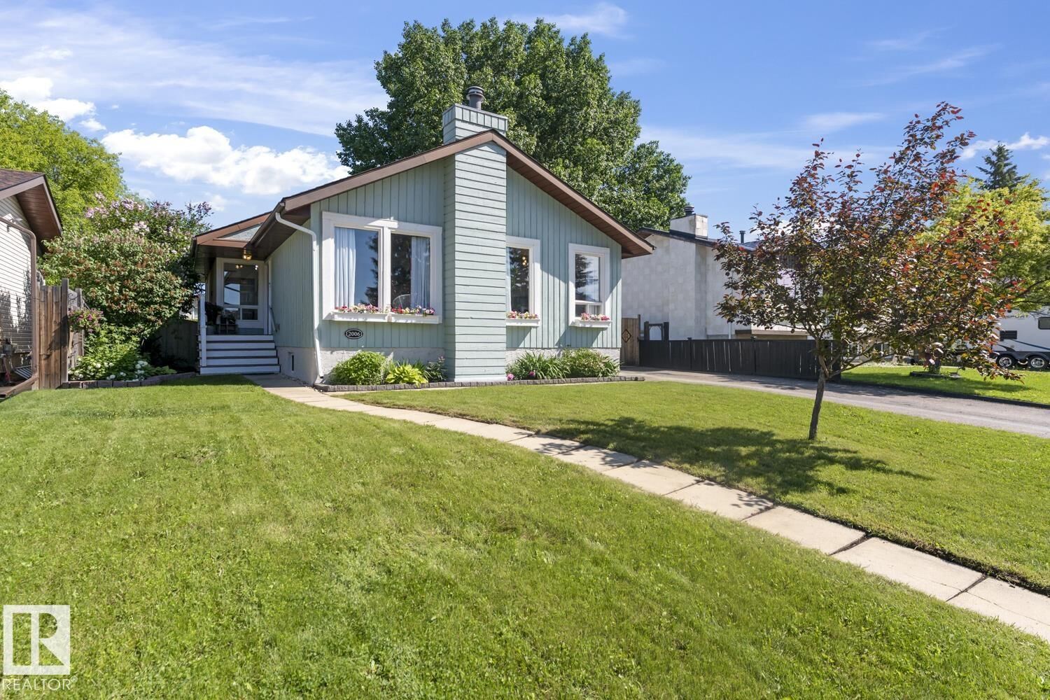 Property Photo:  2006 3 Avenue  AB T9M 1E1 