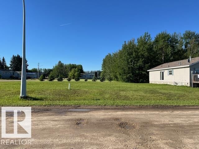 2 Woodbend Crescent — photo 1